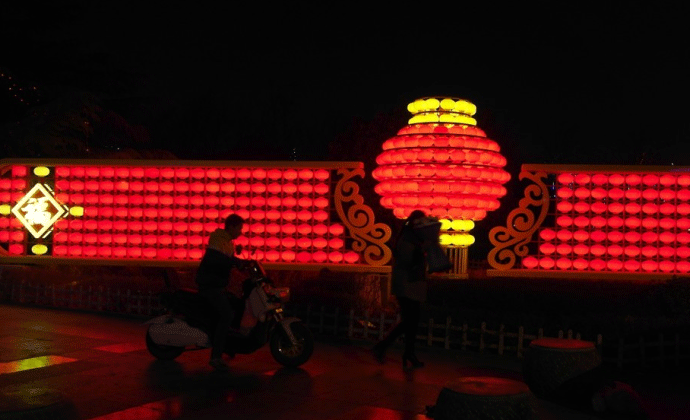 大型不锈钢灯光雕塑2.gif