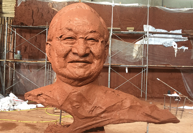 金庸先生铜像泥塑.gif