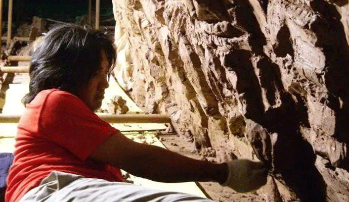 2007年夏日的一个深夜，吴为山在创作《侵华日军南京大屠杀遇难同胞纪念馆雕塑》.gif