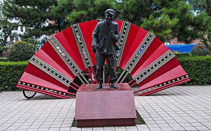 今天雕塑厂和您分享历史：赵本山铜雕塑制作惹争议！