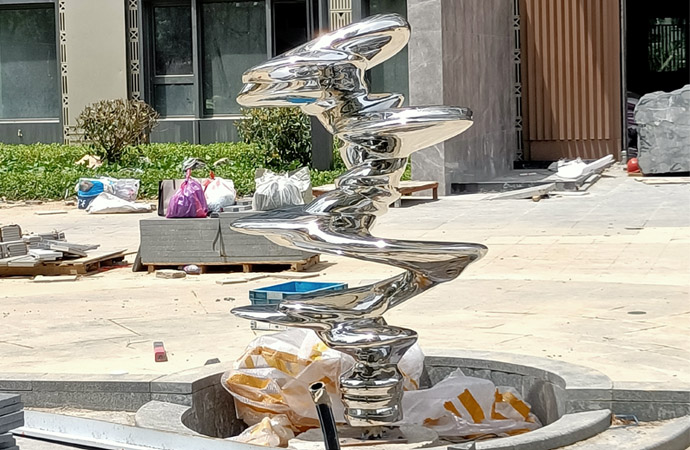 小区异型雕塑——不锈钢镜面雕塑制作《旋风》