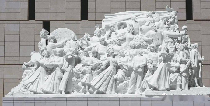 《追梦》大型汉白玉组雕鲁美创作.jpg 《追梦》大型汉白玉组雕鲁美创作.jpg