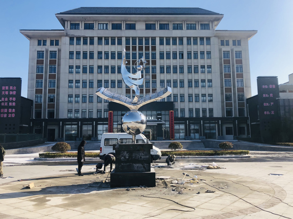 校园雕塑.jpg 校园雕塑.jpg