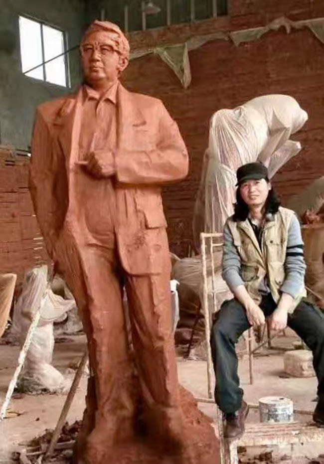 热烈祝贺路遥纪念雕塑在陕西延川县路遥故居落成