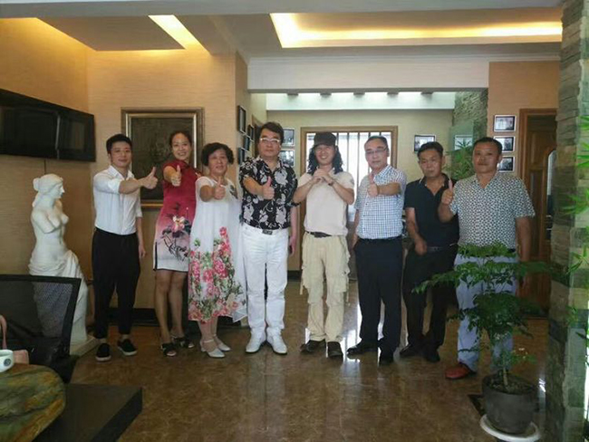 世界华商协会主席陈浩先生（博士）等一行，光临雕塑家、雕塑协会秘书长东郭老师工作室