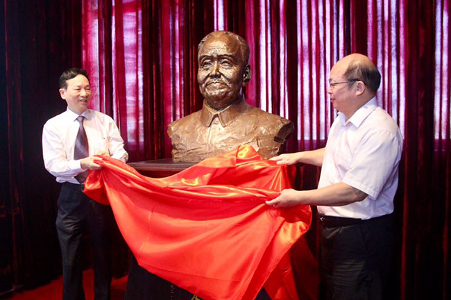 先登雕塑艺术总监东郭教授作品《胡乔木》铜像捐赠仪式在盐城圆满举行