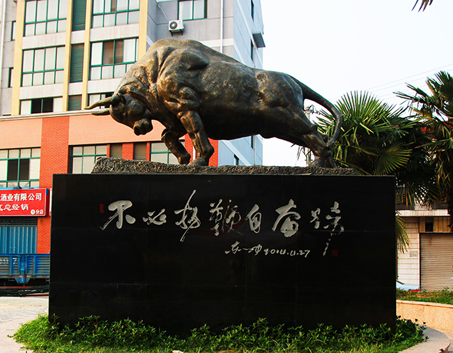 形形色色的牛雕塑，代表着丰富的象征意义