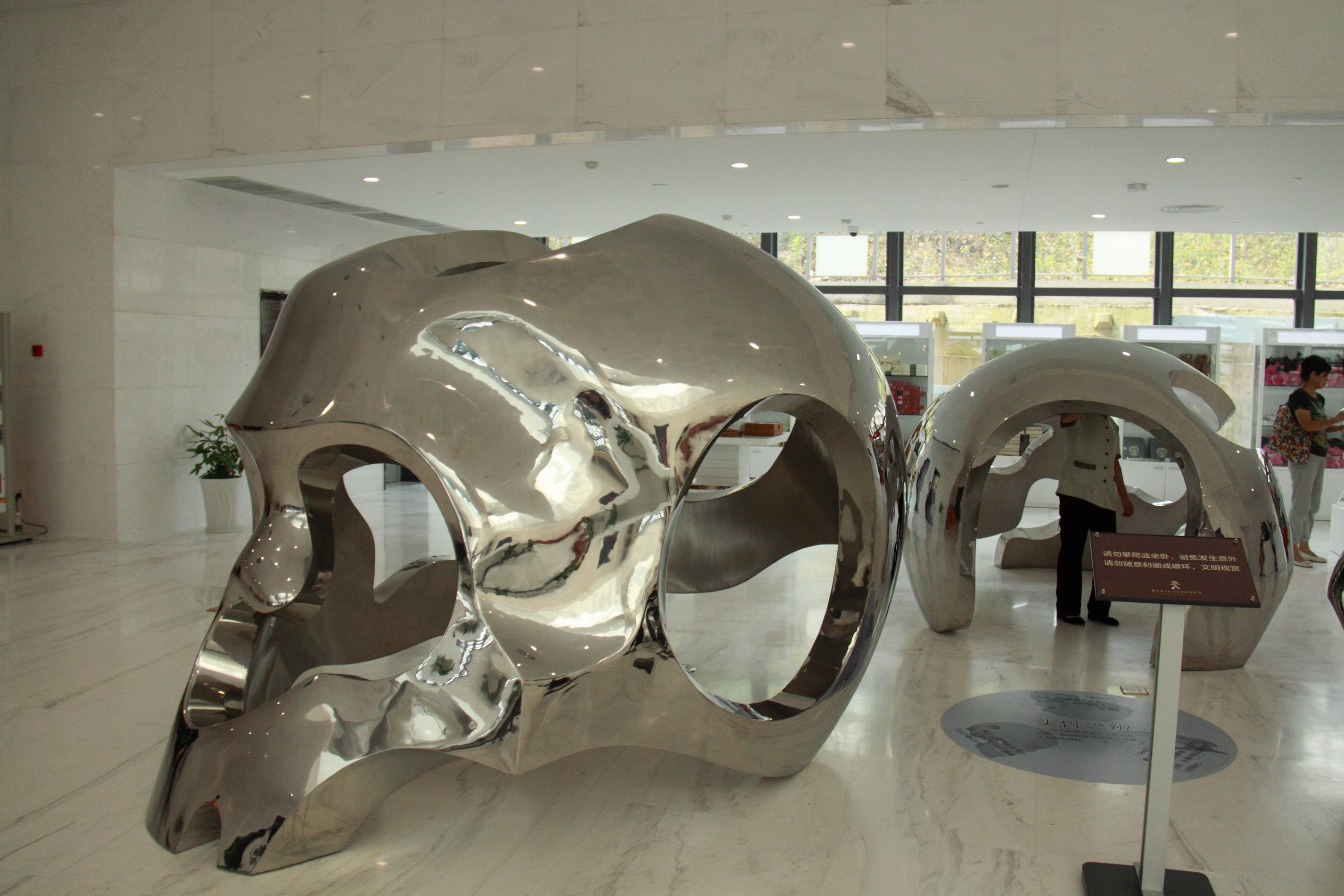 不锈钢雕塑怎么样呢