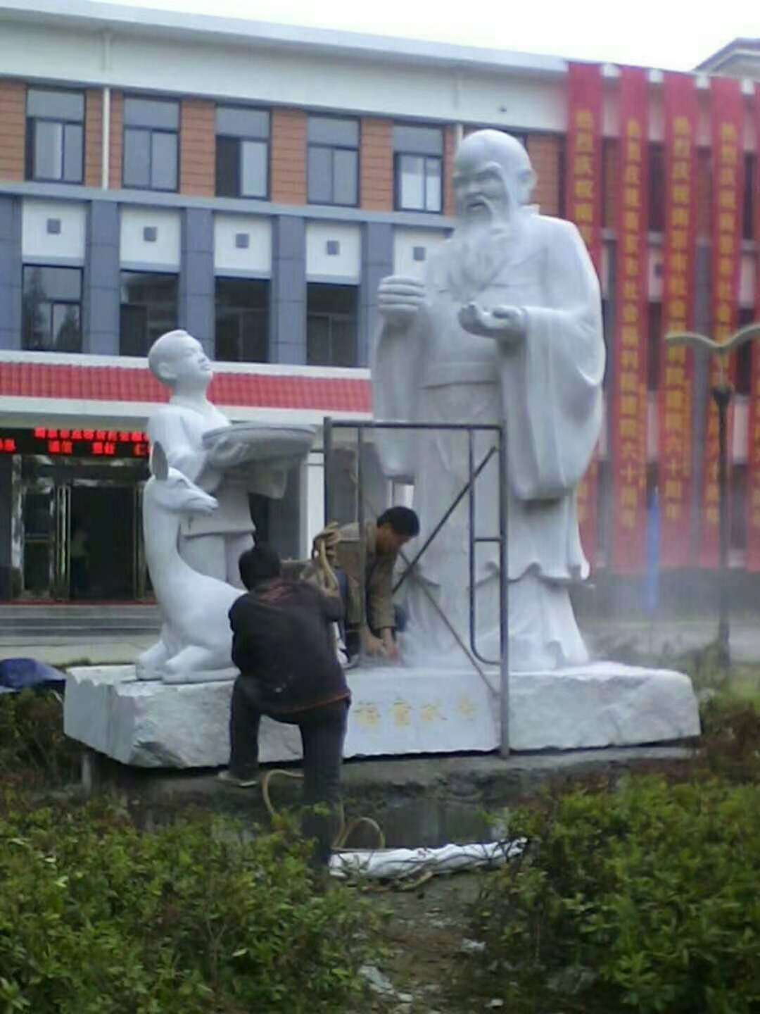 南京雕塑厂告诉你石雕人物的雕刻步骤