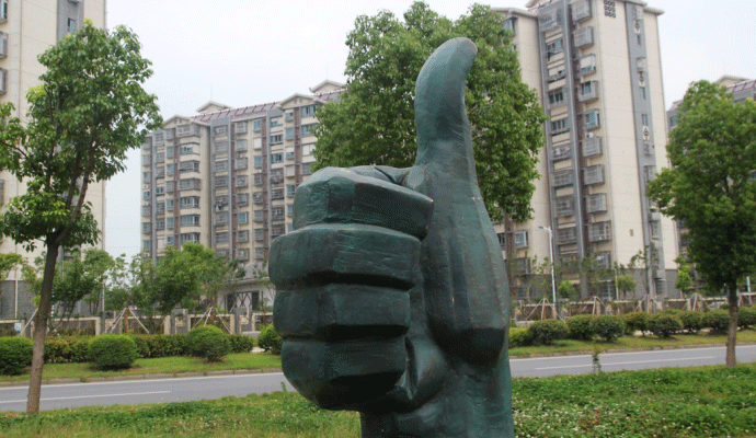 大揭秘：玻璃钢雕塑制作好了放在室外能放多久呢？