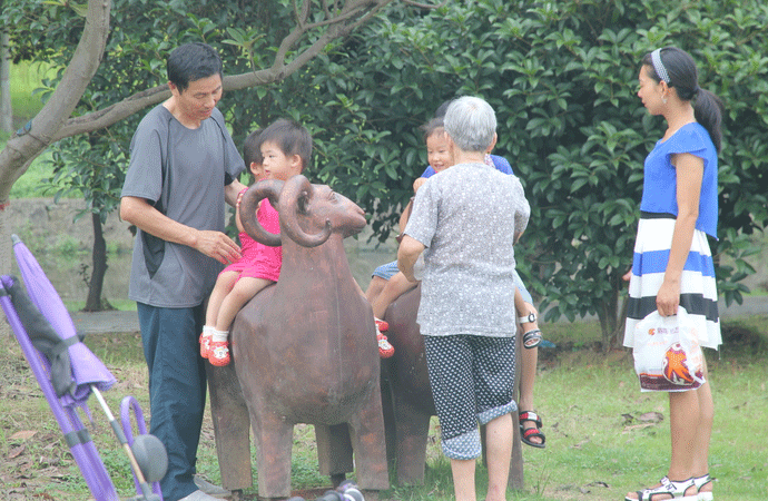 这是一座美丽的公园，您说雕塑制作放哪合适！