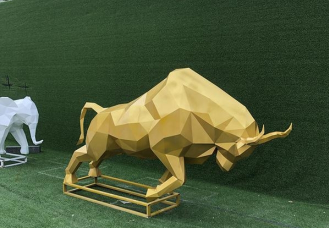 不锈钢牛雕塑的赏析