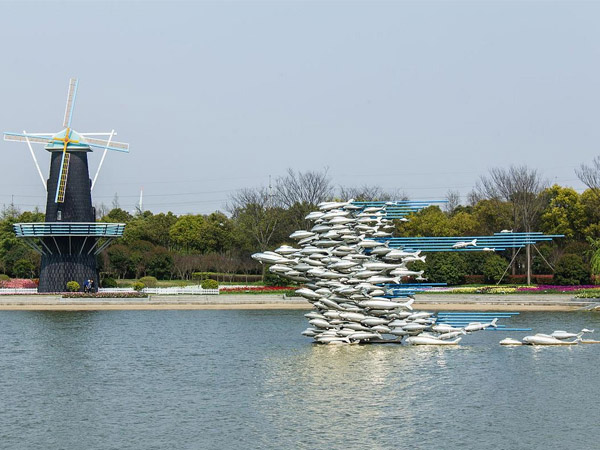 不锈钢鱼群雕塑：艺术与自然的和谐共舞